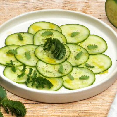 Wildkräuter Vorspeise mit Gurke und Pimpinelle